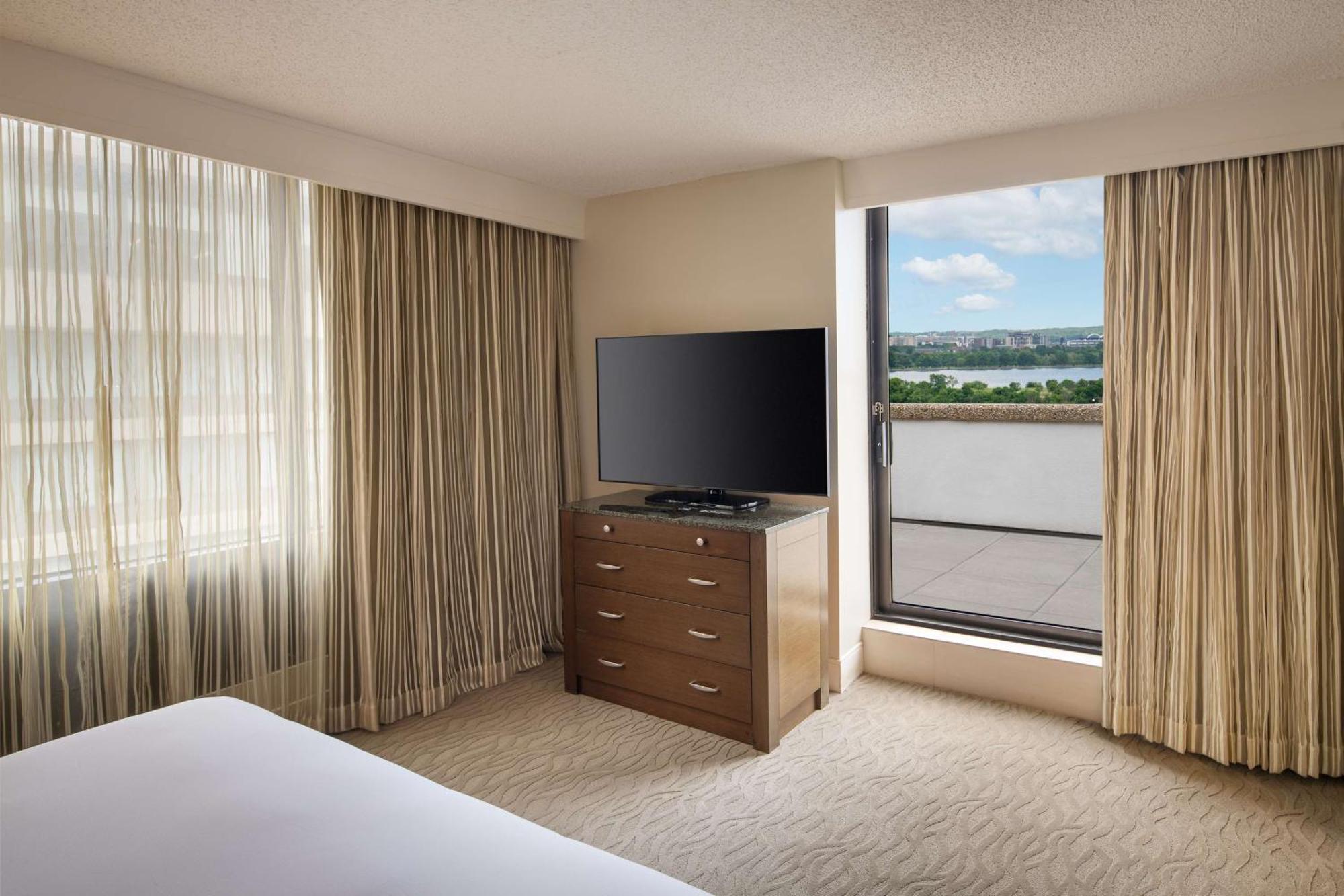 Doubletree By Hilton Washington Dc - Crystal City Arlington Exterior photo